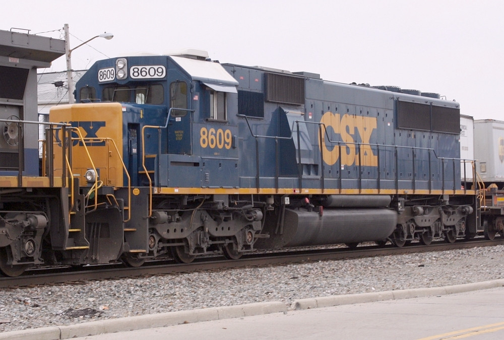 CSX 8609 on NB freight